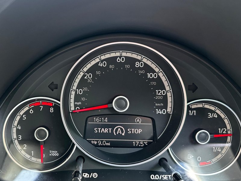 VOLKSWAGEN UP