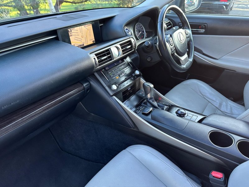 LEXUS IS