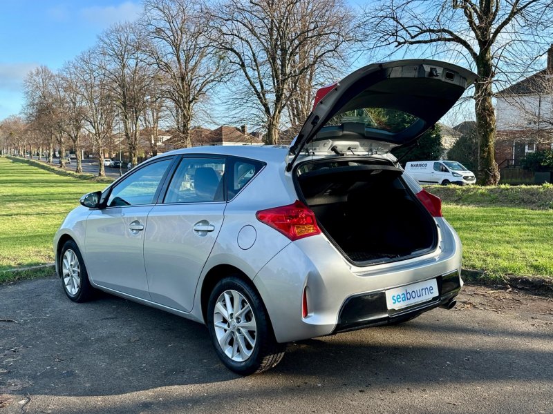 TOYOTA AURIS