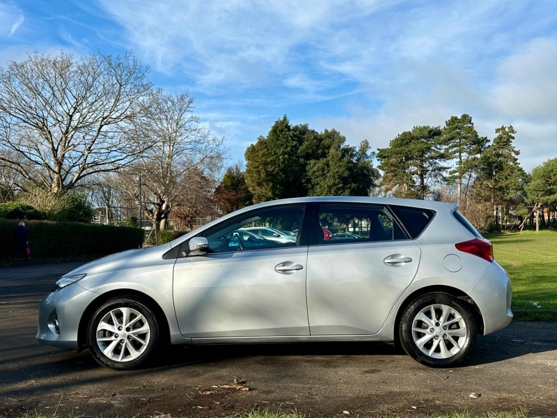 TOYOTA AURIS