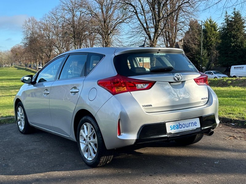 TOYOTA AURIS