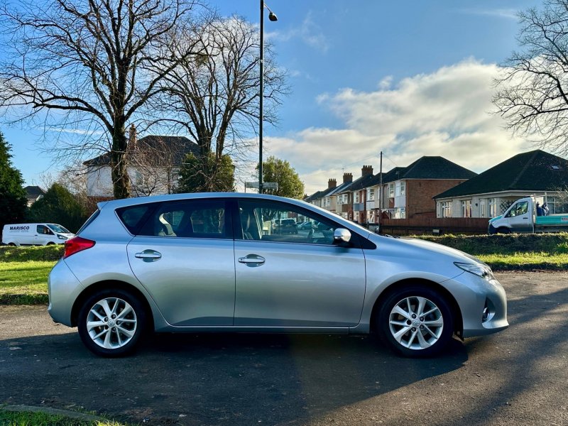 TOYOTA AURIS