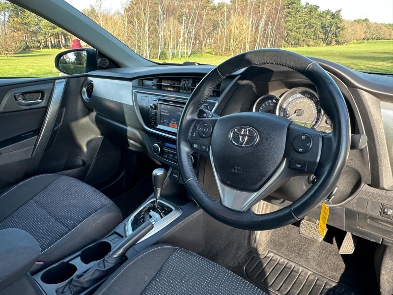TOYOTA AURIS